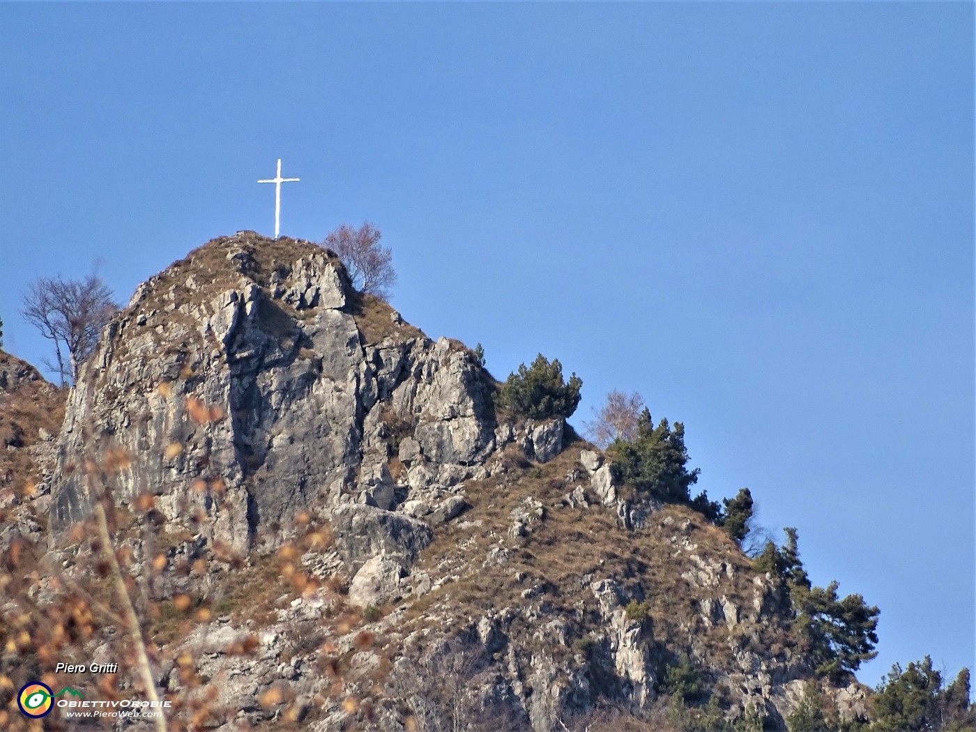 05 Rocciosa anticima del Corno Zuccone con la croce posta da pochi anni .JPG